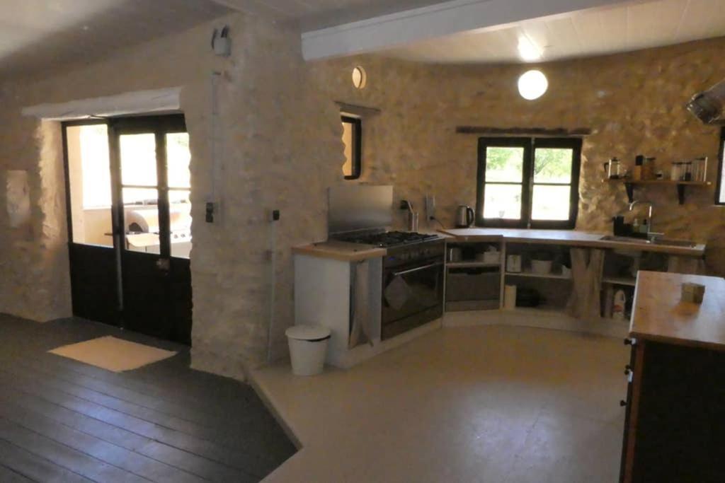 Belle longère au calme - L'auguste maison d'hôtes Valensole Extérieur photo